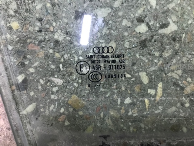 Скло передніх дверей, правою 8W0845202 VAG