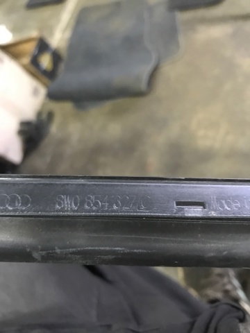 Захисна накладка вітрового скла ліва 8W0854327C9B9 VAG