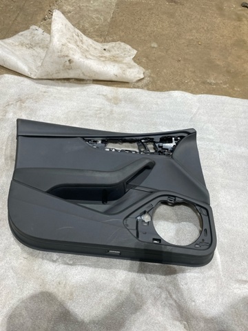 Облицювання водійських дверей 8W0867103BWFA VAG