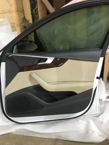 Обшивка передніх дверей правих 8W0867104BLCA VAG