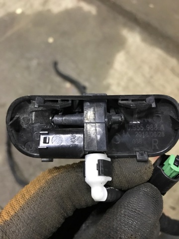 Форсунка омивача скла лобового, права 8W0955988A VAG