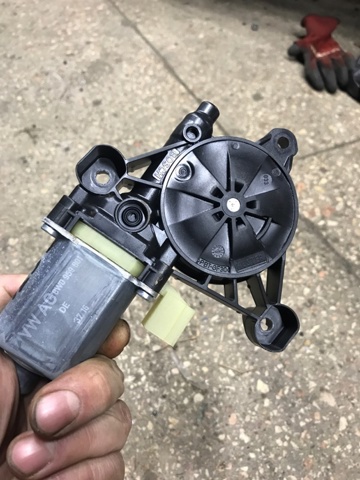 Мотор склопідйомника дверей передніх, лівих 8W0959801 VAG