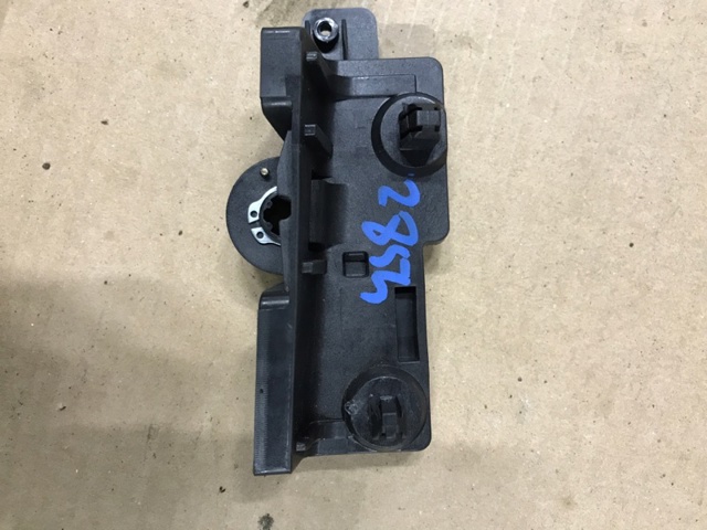 Кронштейн ручки відкривання капота 8W1823633C VAG