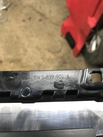 Накладка задньої двері, правої, вертикальна 8W5839904A5FQ VAG