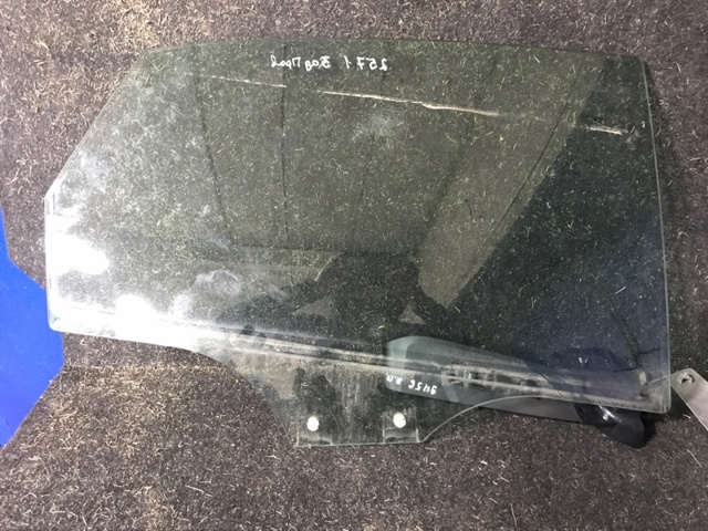 Скло задньої двері правої 8W5845206 VAG