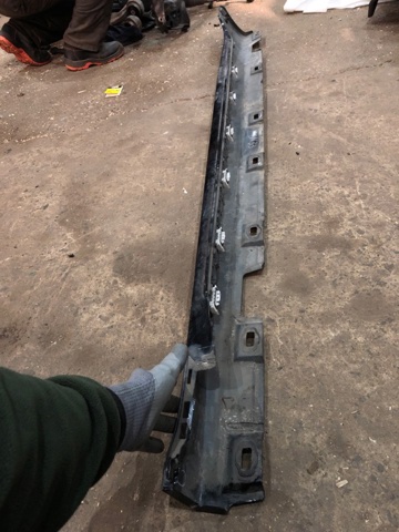 Накладка зовнішня (молдинг) порога, правий 8W8853856GRU VAG