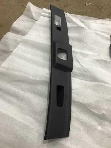Оббивка дверей задка кузова 909055NA1A NISSAN