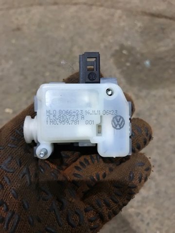 Мотор-привід відкриття лючка бака 95562477302 PORSCHE