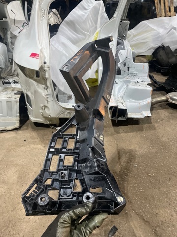 Кронштейн бампера заднього, зовнішній правий 95B807254C PORSCHE