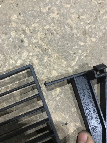 Решітка радіатора кондиціонера 95B820746A PORSCHE