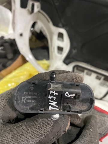 Форсунка омивача скла лобового, права 95B955986A PORSCHE