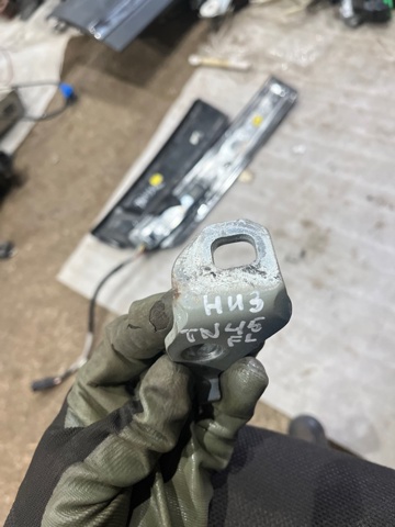 Навішування двері водія (петлі) BB5Z7822811B FORD