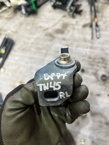Петля задніх лівих дверей BB5Z7826801C FORD