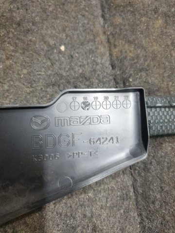 Декоративна накладка центральної консолі BDGF6424002 MAZDA
