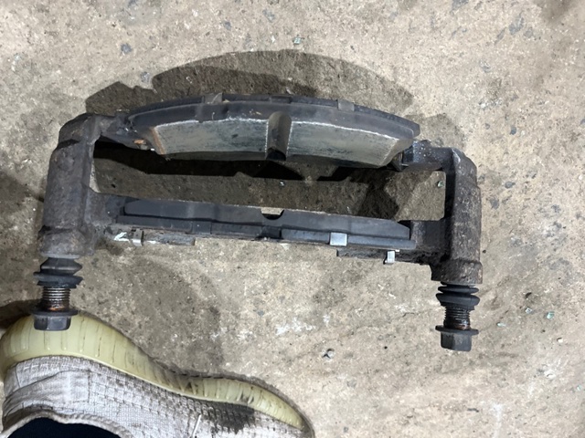 Скоба супорта переднього GB5Z2B292B FORD