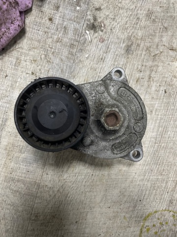 Натягувач приводного ременя LR022809 LAND ROVER