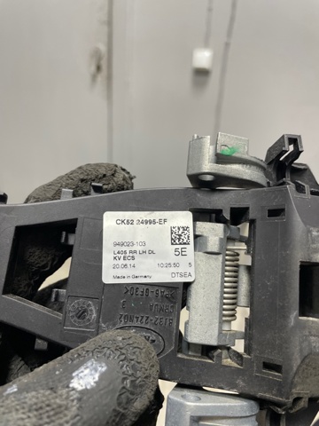 Тримач зовнішньої ручки дверей, передньої правої LR025540 LAND ROVER