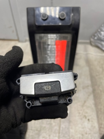 Вимикач контролю положення ручного гальма LR034827 LAND ROVER