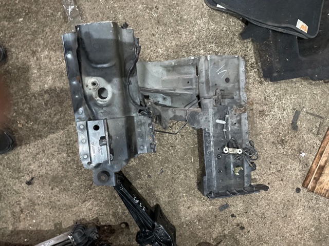 Чверть передня ліва LR036510 LAND ROVER