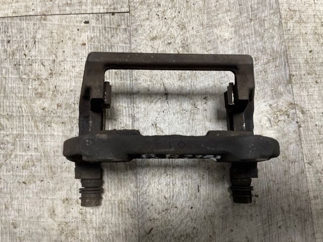 Скоба гальмівного заднього супорта LR036570 LAND ROVER
