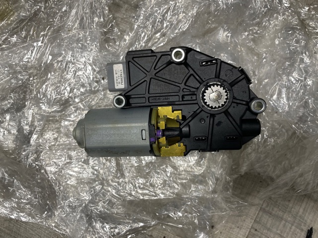 Двигун приводу люка LR038280 LAND ROVER