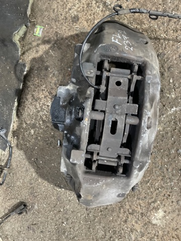 Супорт гальмівний, передній, правий LR039523 LAND ROVER
