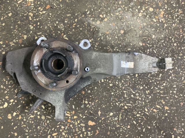 Кулак поворотний передній правий LR040118 LAND ROVER