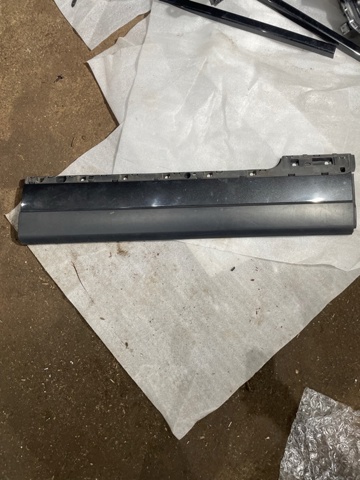 Молдинг передньої правої двері, нижній LR048804 LAND ROVER