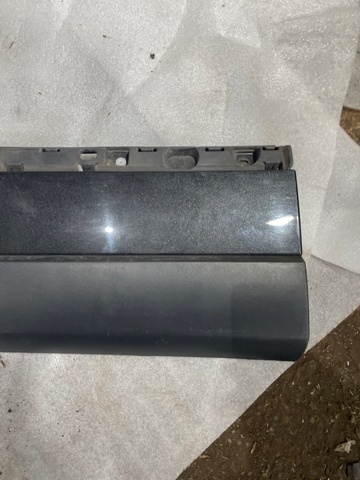 Молдинг передніх лівих дверей, нижній LR048805 LAND ROVER