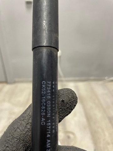 Упор капота LR049207 LAND ROVER