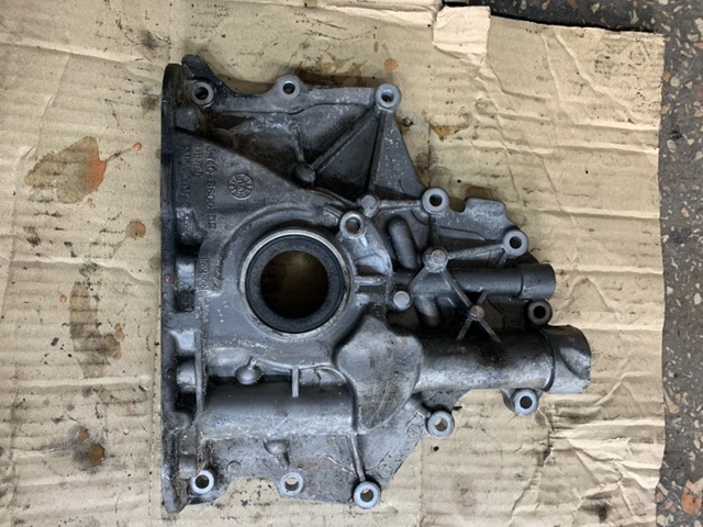 Насос маслозакачуючий LR050540 LAND ROVER
