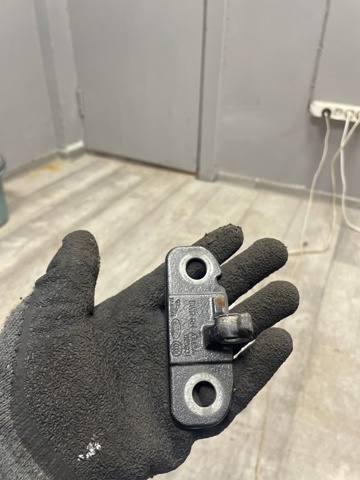 Петля передніх дверей, правою LR056358 LAND ROVER
