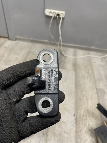 Петля водійських дверей LR056359 LAND ROVER