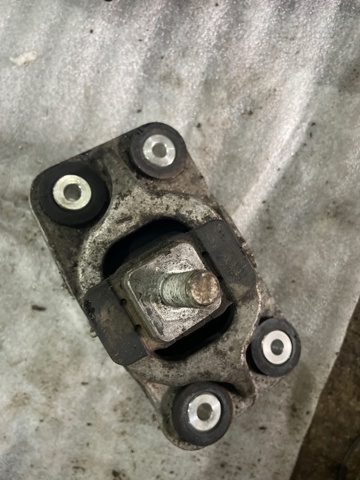 Подушка (опора) двигуна, ліва LR057815 LAND ROVER