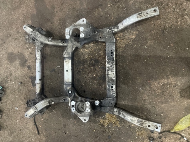 Передня балка LR060034 LAND ROVER