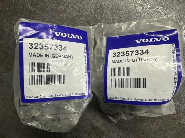 Відбійник кришки багажника 32357334 VOLVO
