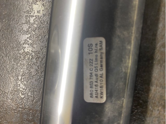 Молдинг опускного скла нижній, двері задньої, правої 8R0853764C2ZZ VAG