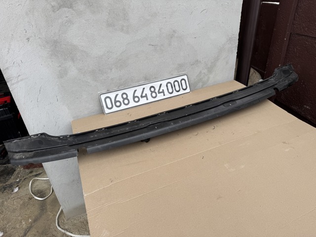 Кронштейн бампера заднього, центральний 4M0807458 VAG