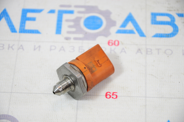 Датчик давления топлива vw beetle 12-13 2.0t на топливной рейке 06J906051D