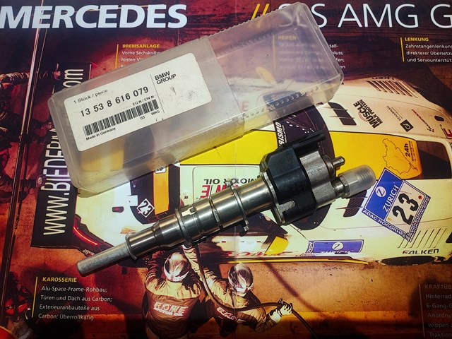 Форсунка дизельна в зборі, розпилювач + тримач 13537585261 BMW