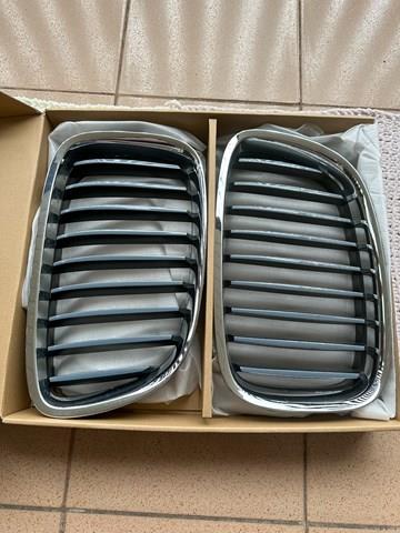 Решітка радіатора ліва 51137200167 BMW