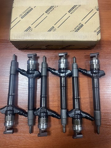 Форсунка дизельна в зборі, розпилювач + тримач 2367059037 TOYOTA