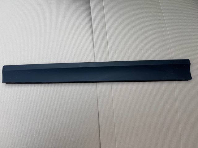 Молдинг передніх лівих дверей, нижній 51137205779 BMW