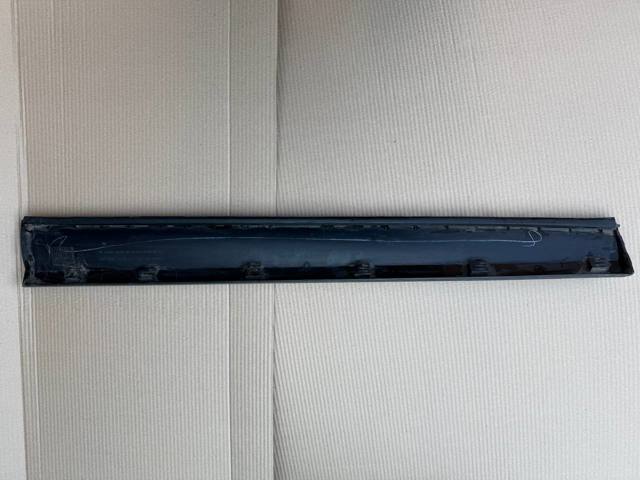 Молдинг передньої правої двері, нижній 51137205780 BMW