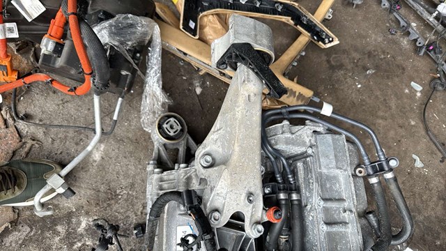 Кронштейн подушки (опори) двигуна, задньої 9J1199208C PORSCHE