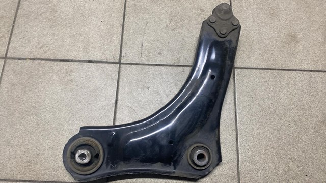 Правий важіль передній нижній підвіски 545000399R RENAULT
