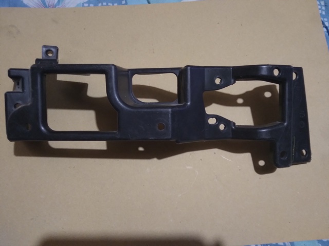 Кронштейн кріплення протитуманною фари, лівою CK5215267AA LAND ROVER