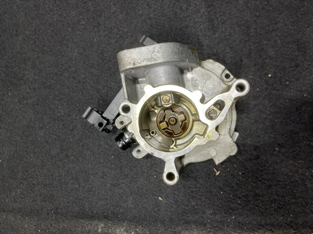 Насос вакуумний 06K145100AE VAG