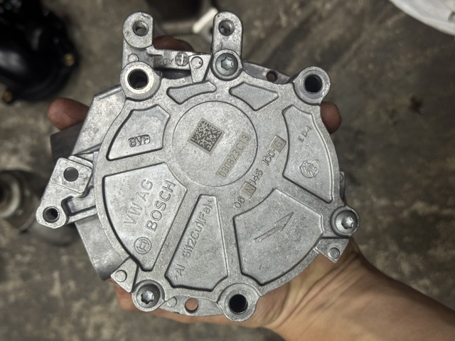 Насос вакуумний 06N145100G VAG