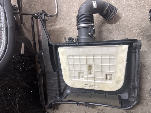 Корпус повітряного фільтра, нижня частина 4M0133837F VAG